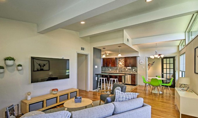 Shearer Hills - Ridgeview House | Bright and Modern Texas Getaway - 7 Mi to The Alamo!