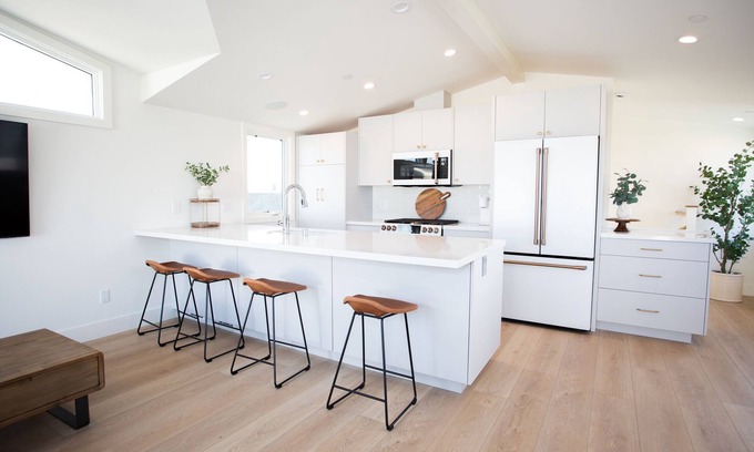West Newport Condo | Bright and modern upper unit - Rooftop deck