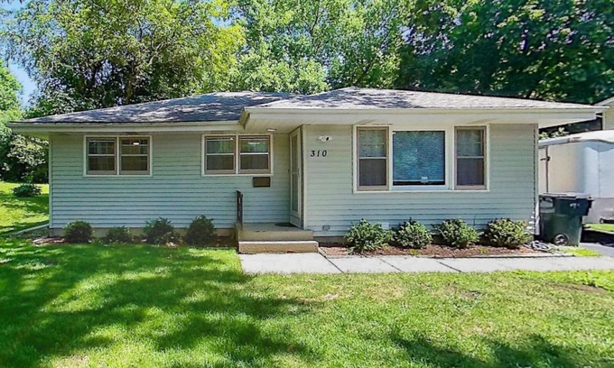 Libertyville House | Bright and Spacious 5-bedhouse in charming Libertyville Near Downtown