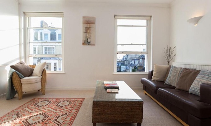 Campden Apartment | Bright and Spacious 1 Bedroom Apartment in the Heart of Kensington