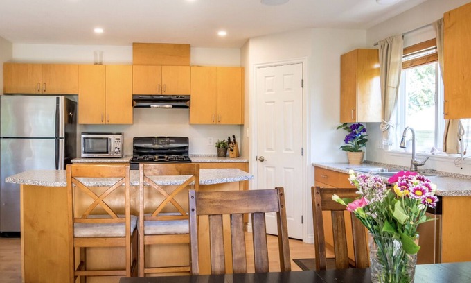 West Porpoise Bay House | Bright And Spacious 3-Bedroom West Coast Rancher