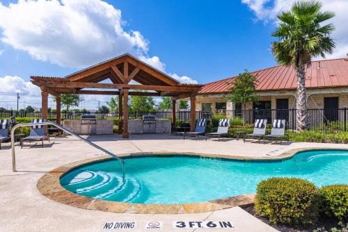 Pflugerville Apartment | Bright and Spacious Apartments with Gym and Pool Access at Century Stone Hill North in Pflugerville, Austin