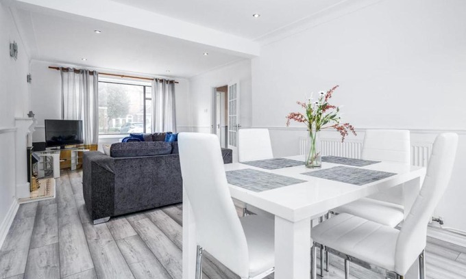 Brentwood Apartment | Bright and spacious home with free parking and garden