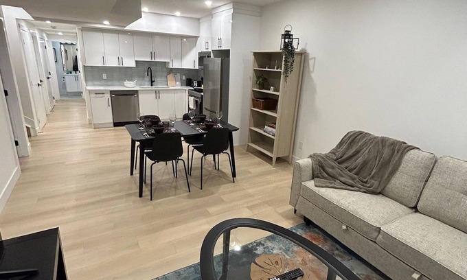 Southwest Edmonton House | Bright and Spacious retreat
