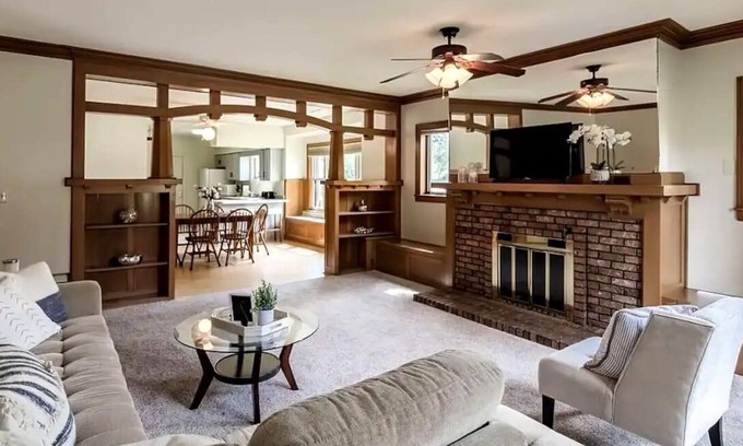 Des Moines Apartment | Bright and Spacious Historic Kingman Blvd 3Bdr #1