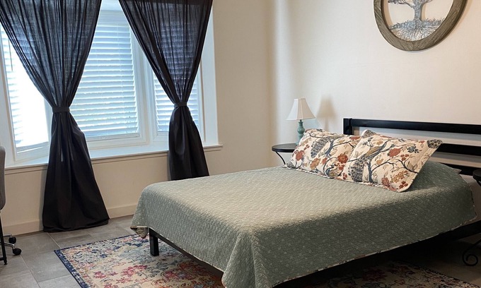 Gilburr Estates House | Bright and welcoming guest suite