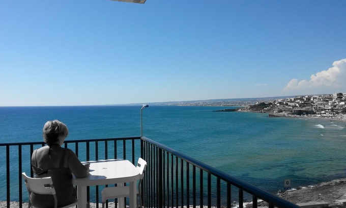 Cava dʼAliga Apartment | Bright apartment by the sea in Cava d'Aliga
