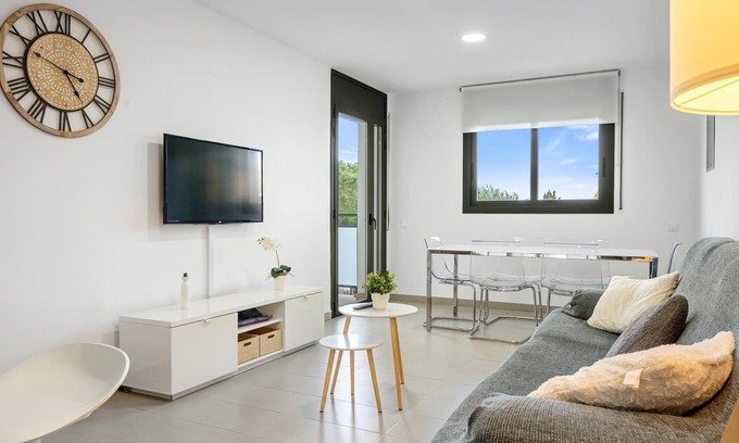 Torredembarra Apartment | Bright apartment with pool only 100m beach