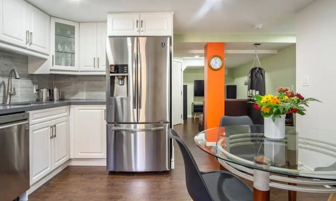 Pickering Condo | Bright Apartment in Bay Ridges near the Lake