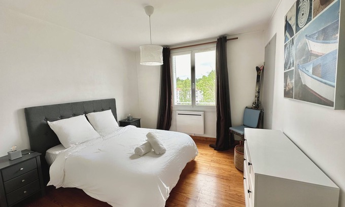 Bayonne Apartment | Bright apartment near Bayonne station (5-minute walk)