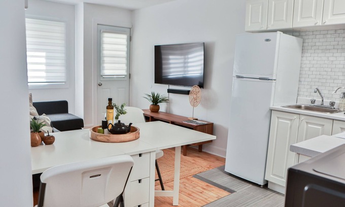 La Petite-Patrie Apartment | Bright apartment with balcony at Claudia's
