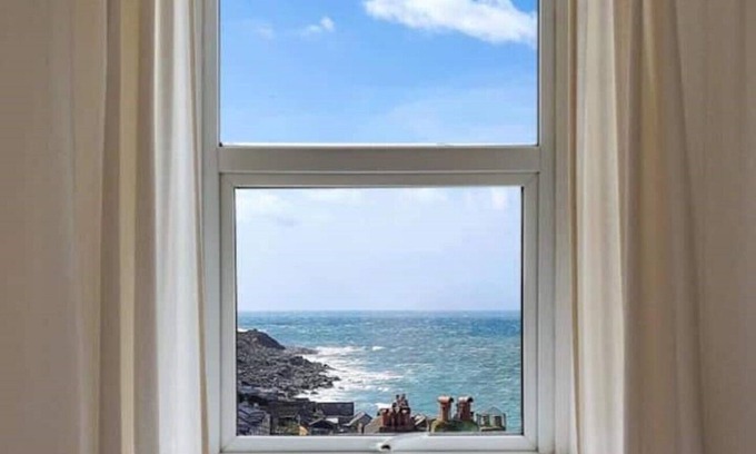 Portland House | Bright & beautiful 4 bedroom house with sea views