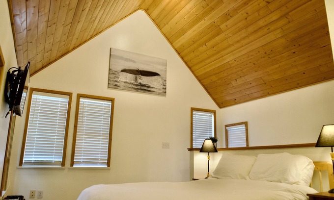 Ucluelet Cottage | Bright & Beautifully Refreshed Cottage - 2 min from Ocean!