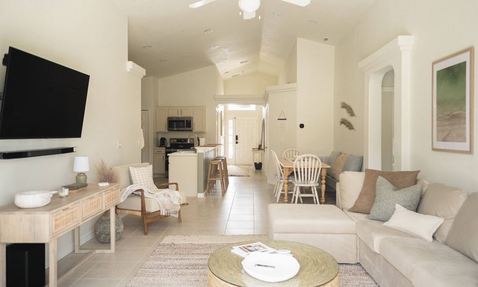Vizcay House | Bright, Charming Home near Disney with Private HEATED Pool
