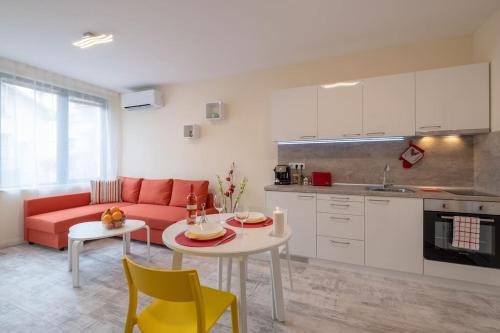 Sofia Apartment | Bright & Chic Parkside Apartment