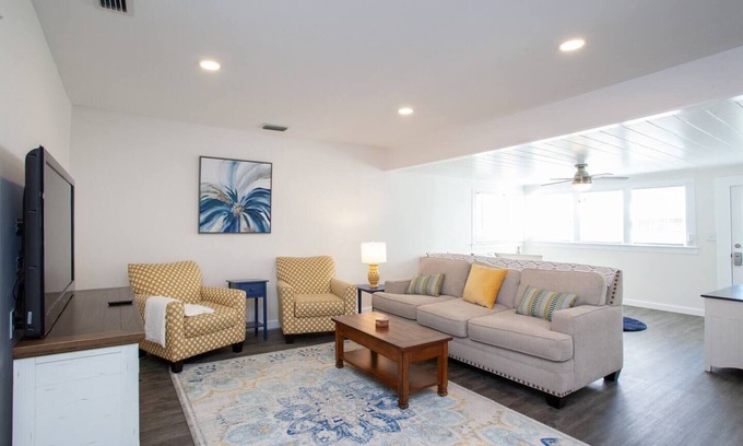 Palm Harbor Cottage | Bright, Clean and Cozy Coastal Cottage in Ozona