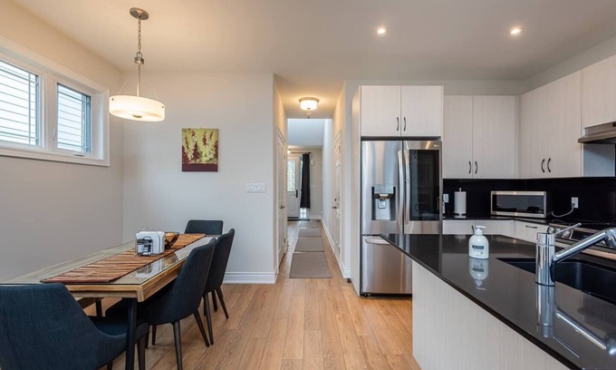 Cobourg House | Bright, Clean & Quiet mins to Downtown & Beach