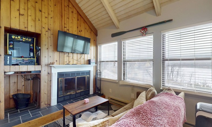 Thayerville Condo | Bright condo with Deep Creek Lake views, wood fireplace