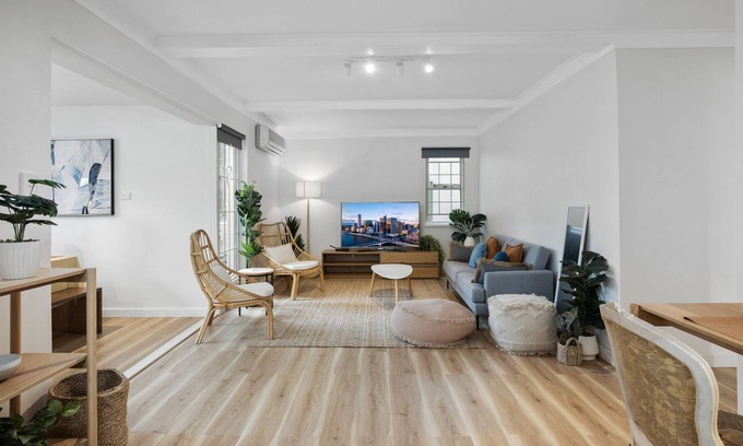 Kangaroo Point Apartment | Bright Contemporary 2-bed Unit with Study Nook