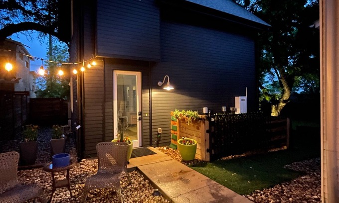 Galindo House | Bright Contemporary Guest House with Private Patio, Walk to S Congress, Downtown