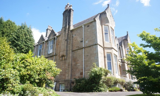 Bridge of Allan Apartment | Bright, cosy lower floor flat in Victorian listed villa