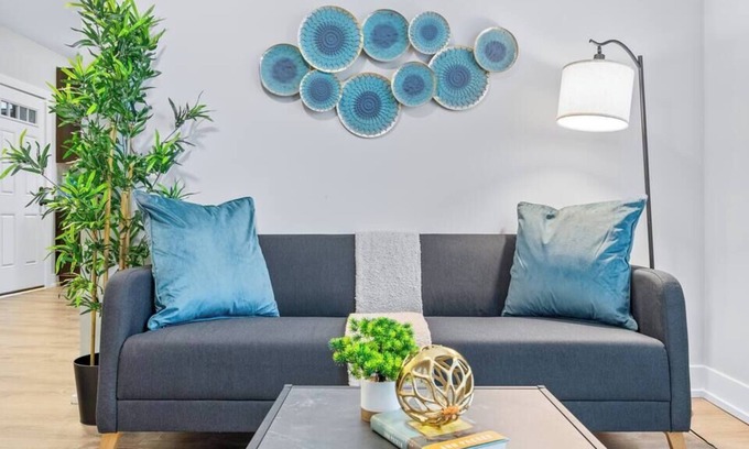 Boystown Apartment | Bright & Cozy 1BR w/ In-Unit Laundry