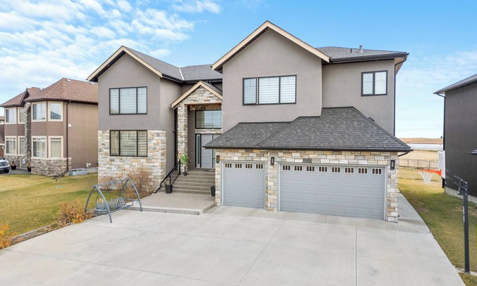 Conrich House | Bright & Cozy 2-Bedroom Basement Suitenn