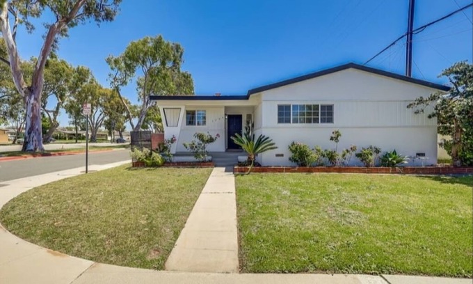 Madrona House | Bright & Cozy 3BR Home w/King Bed, Backyard - Near Beaches & Shopping Center