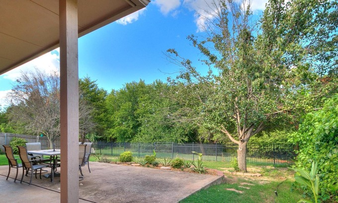Edmond House | Bright & Cozy 4 Bedroom Home with Peaceful Views