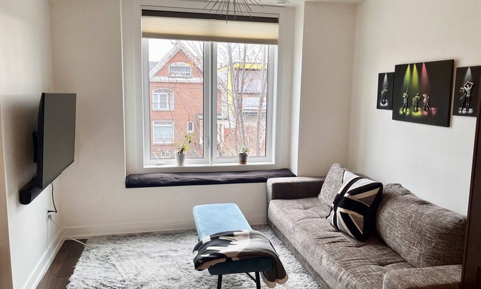 Mimico House | Bright cozy room in Mimico, train/bus/subway/grocery/restaurants on doorstep