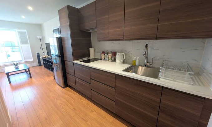 Richmond Hill House | Bright & Cozy Studio w/Private Entrance & Parking