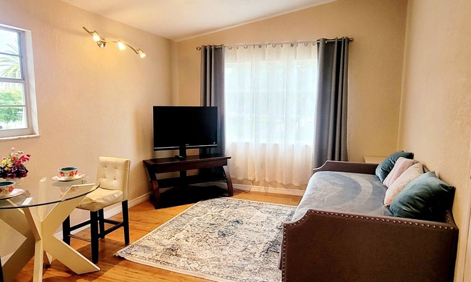 Southgate Apartment | Bright, cozy studio in the middle of Sarasota