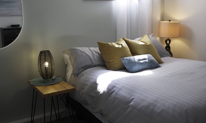 Courtenay House | Bright & cozy suite with ping pong table, close to ski hill, beaches & trails