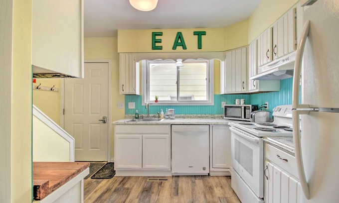 Crosby House | Bright Crosby Home - Walk to Main St & Beach!