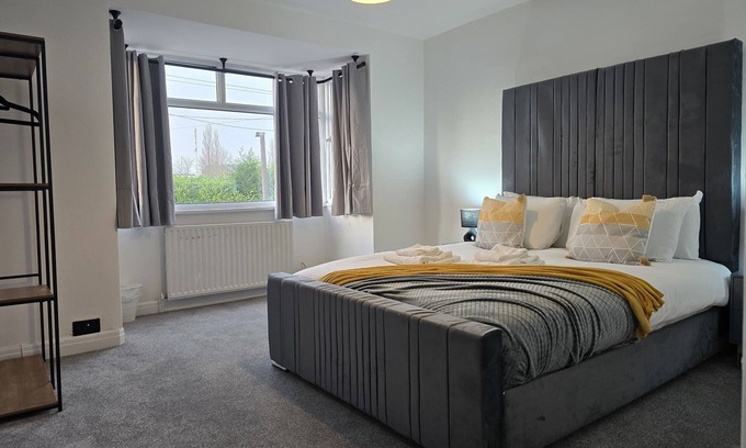 Offerton House | Bright & Elegant 2-Bedroom Stay in Stockport