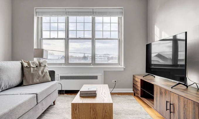 Evanston Apartment | Bright Evanston 1BR, 1 mile to Northwestern campus, by Blueground