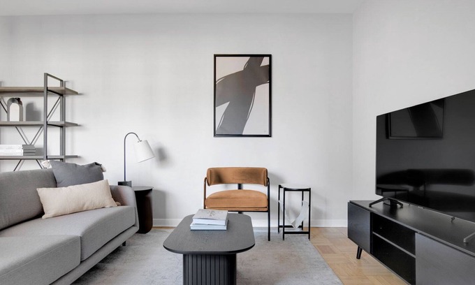 Evanston Apartment | Bright Evanston 2BR, 1 mile from Northwestern campus, by Blueground