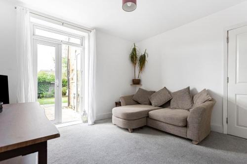 Ashford Apartment | Bright Garden Flat in Ashford Town with Free Parking