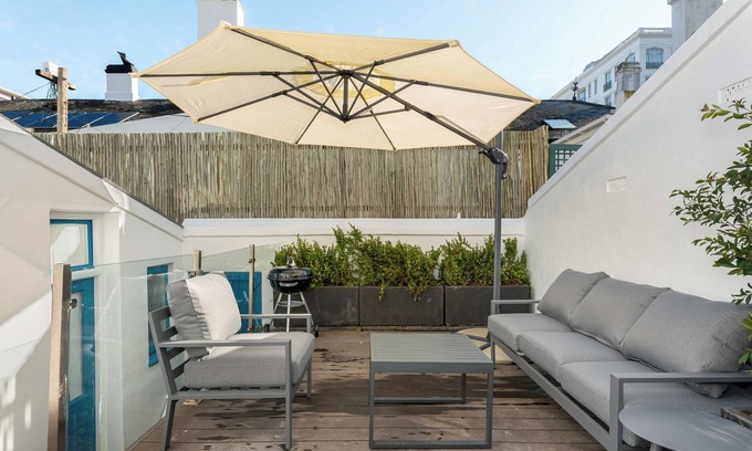 Three Anchor Bay House | Bright Green Point Rowhouse With Courtyard + BBQ