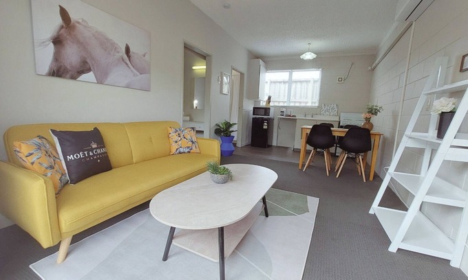 Claudelands Apartment | Bright Ground-Floor Apartment with Parking
