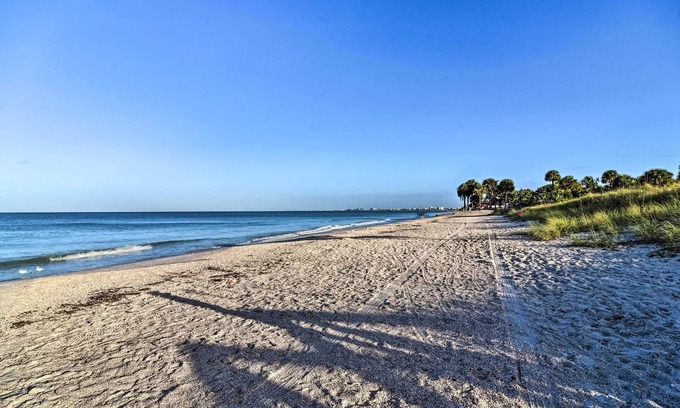 Pass-a-Grille Historic District Apartment | Bright Gulf Coast Escape - 8 Mi to Johns Pass!