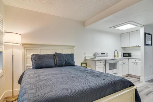 Pass-a-Grille Historic District Apartment | Bright Gulf Coast Escape - 8 Mi to Johns Pass!