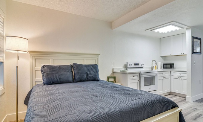 Pass-a-Grille Historic District Apartment | Bright Gulf Coast Escape - 8 Mi to John’s Pass!