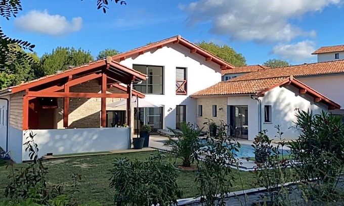Arcangues House | Bright house close to town and sea