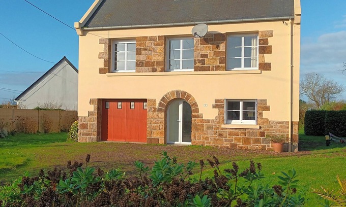 Plougasnou House | Bright house with sea and country views in Plougasnou