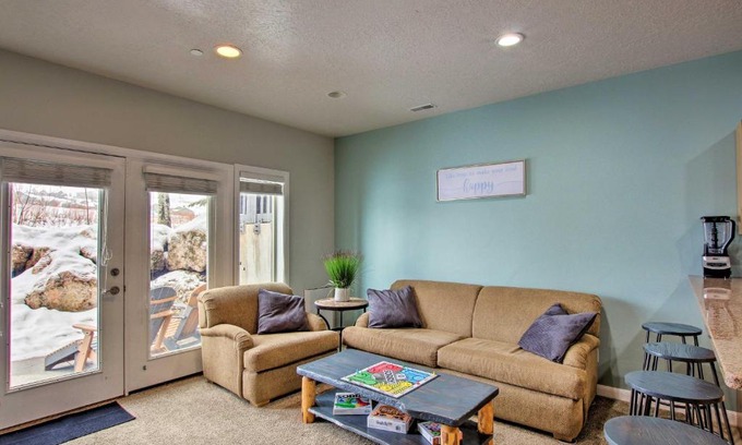 Ogden House | Bright Lakeside Resort Condo Less Than 9 Mi to Snowbasin!