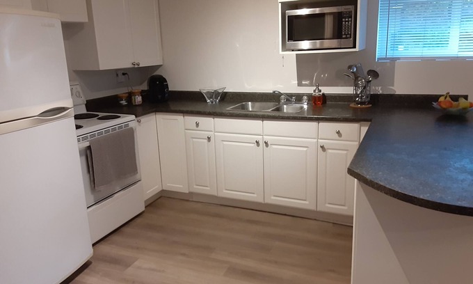 Gordon Head House | Bright, Large, One Bedroom Suite in Gordon Head