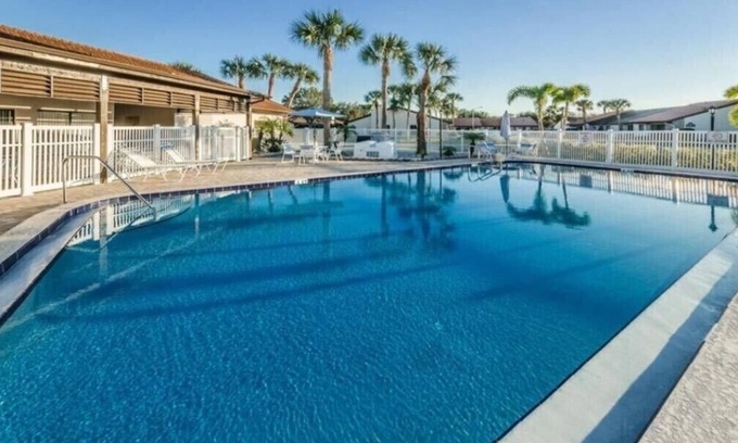 Largo House | Bright-Lovely 2 Bed 1 Bath,15 Minutes From Beach