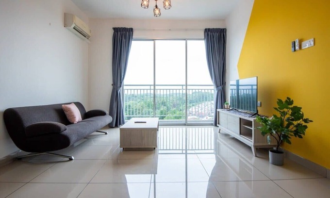 Central District Apartment | Bright & Modern 3BR Suite, FREE Parking