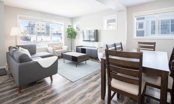 Fort Gary House | Bright & Modern 4bed 2bath Townhouse with Parking